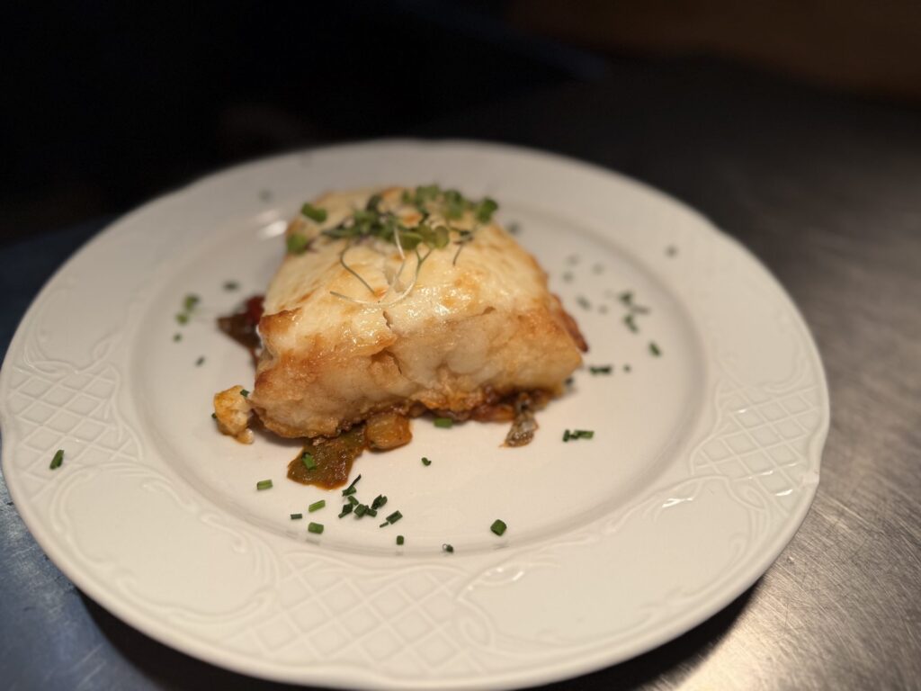 Lomo de bacalao con salsa y cebollino, plato de la carta de Masia Roca Vell