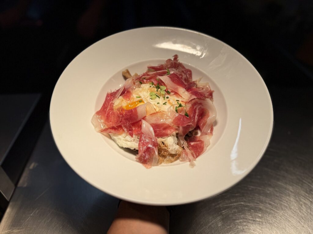 Plato de pasta con jamón ibérico, carta de Masia Roca Vell