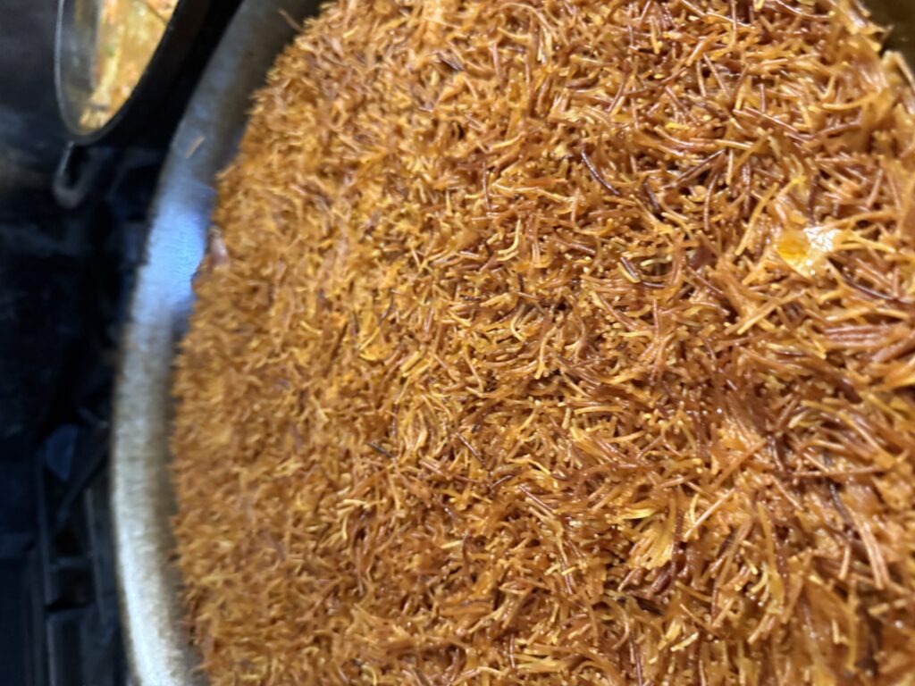 Fideuà tostada, plato tradicional de cocina catalana en Masia Roca Vell