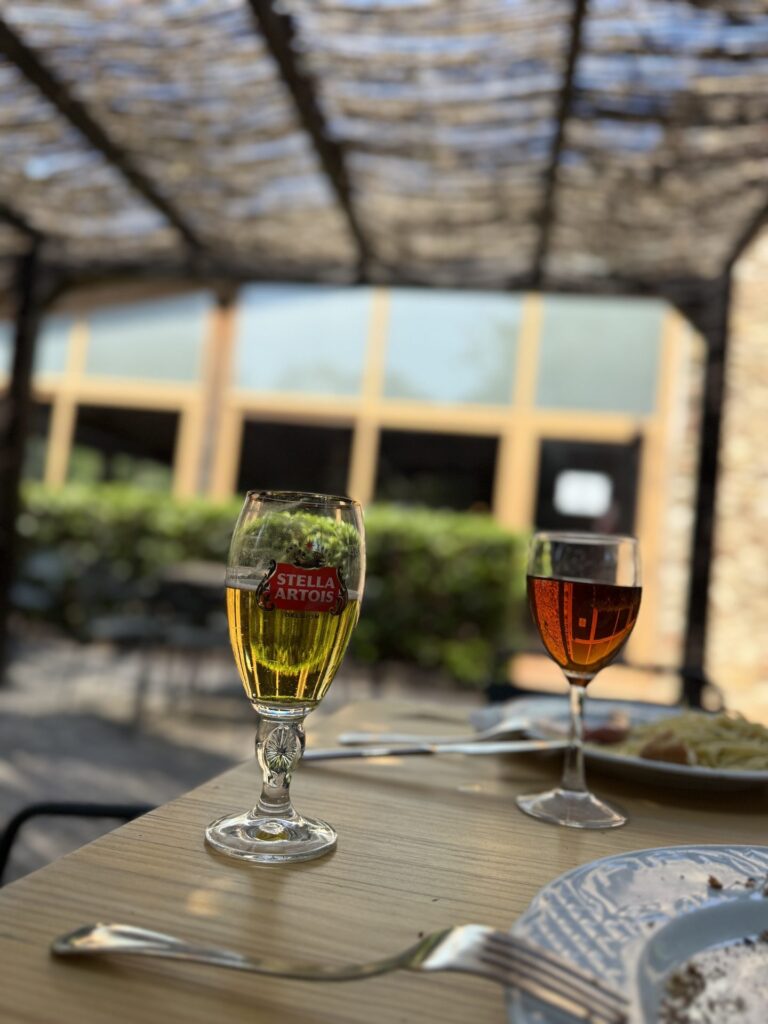 Copas de cerveza y vino en la terraza de Masia Roca Vell, Lliçà d'Amunt