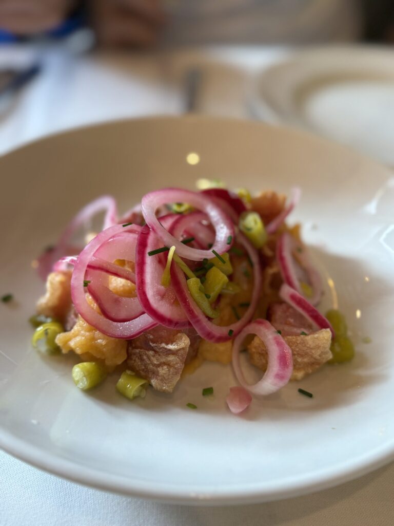Tartar de atún con cebolla morada encurtida, cocina mediterránea de Masia Roca Vell
