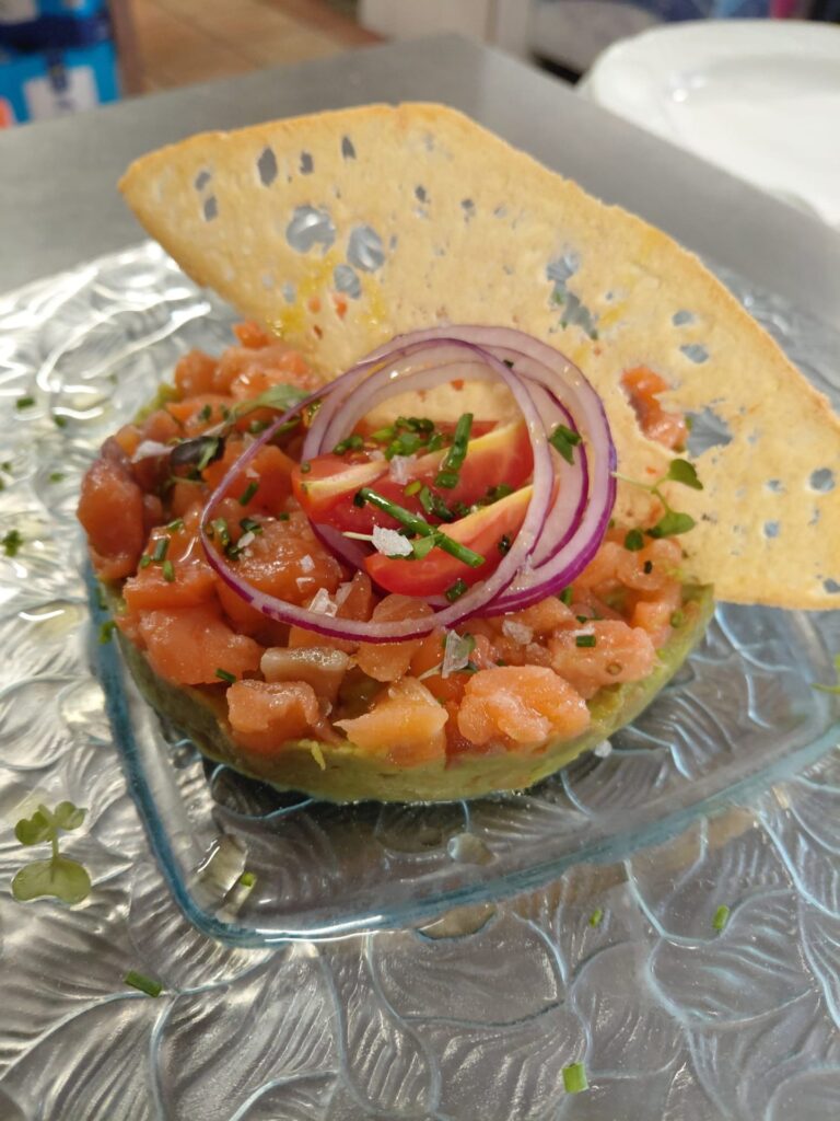 Tartar de salmón con pan crujiente, plato de la carta de Masia Roca Vell