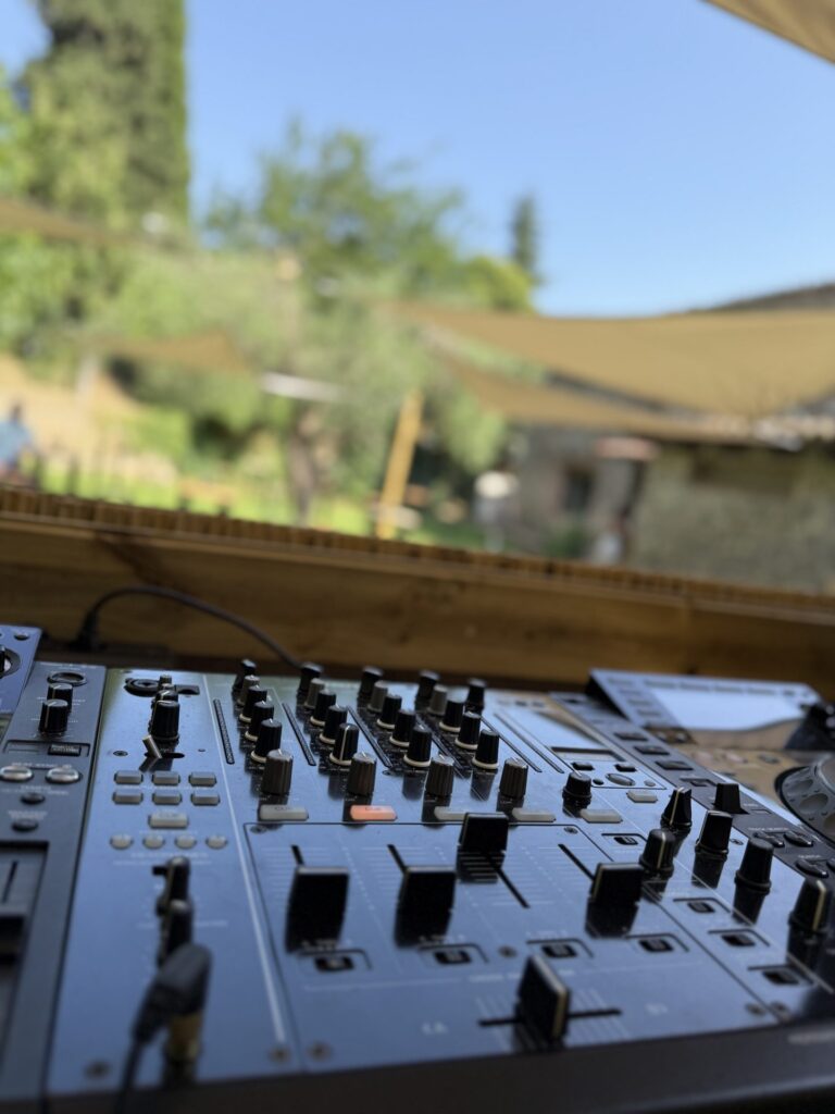 Copas de cóctel en el evento Tardeo Roca Vell, con música en directo y ambiente de jardín en Lliçà d'Amunt