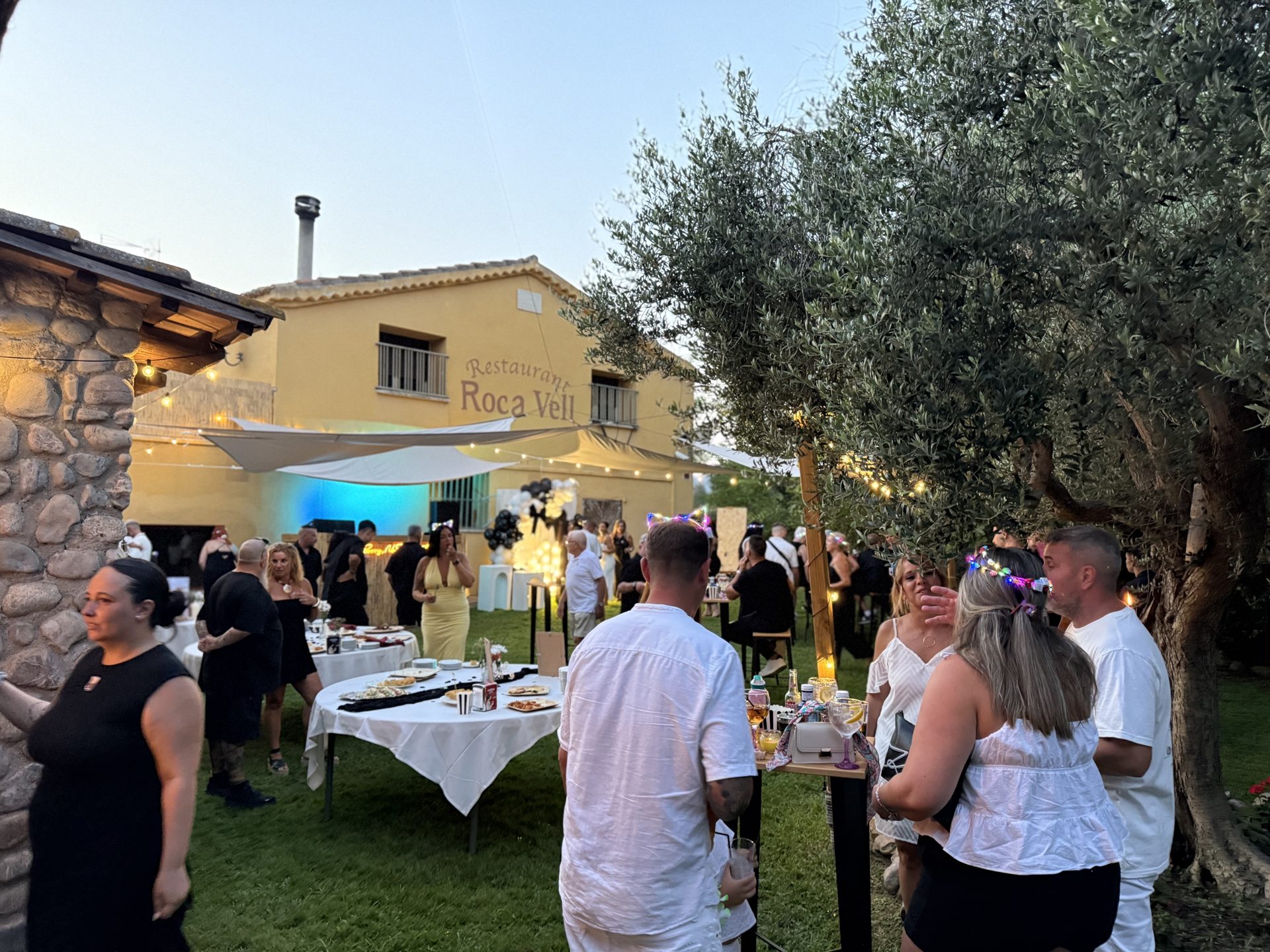 Celebración en el jardín de Masia Roca Vell con invitados entre olivos