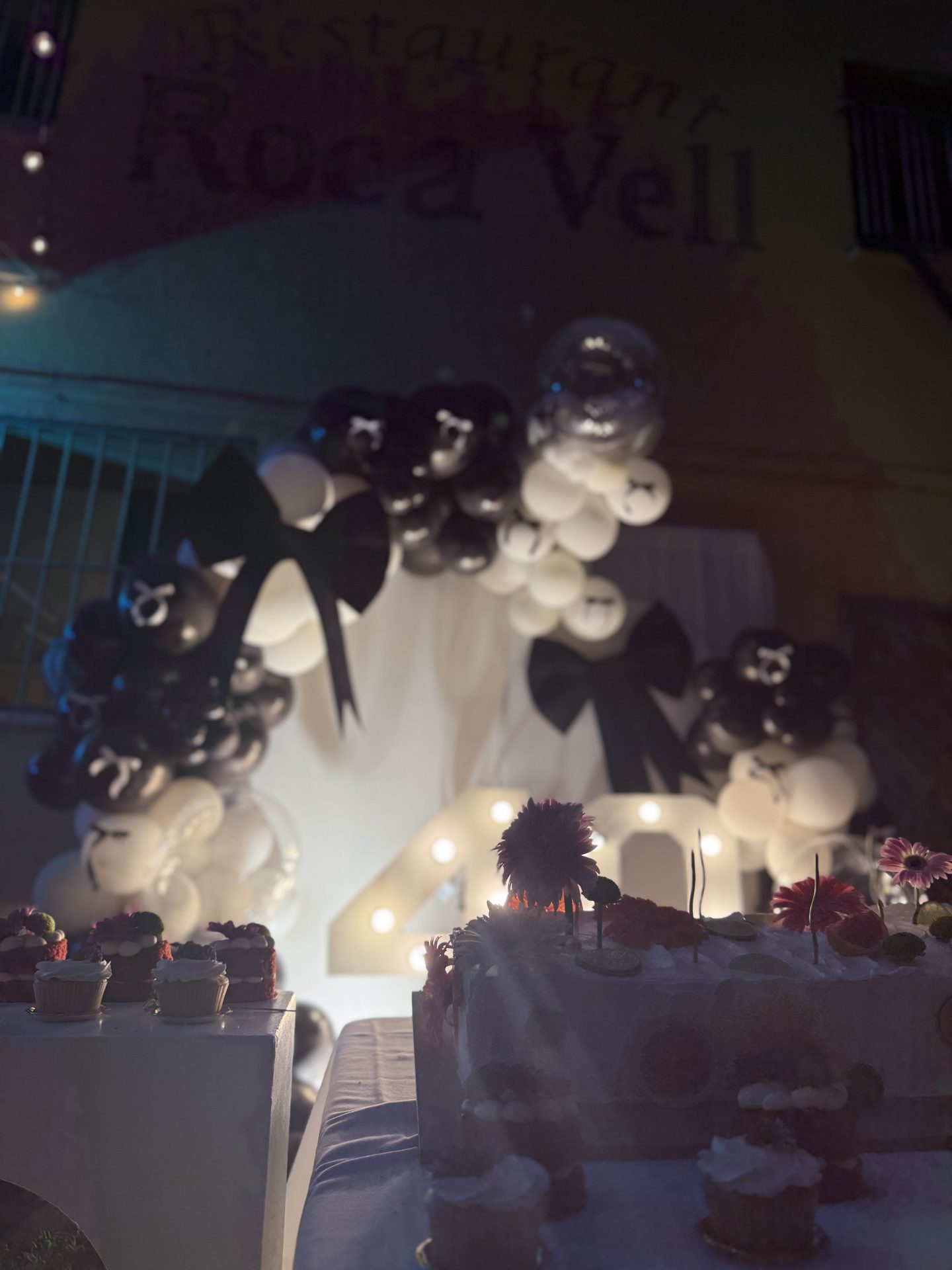 Decoración con globos blancos y negros para una celebración en Masia Roca Vell
