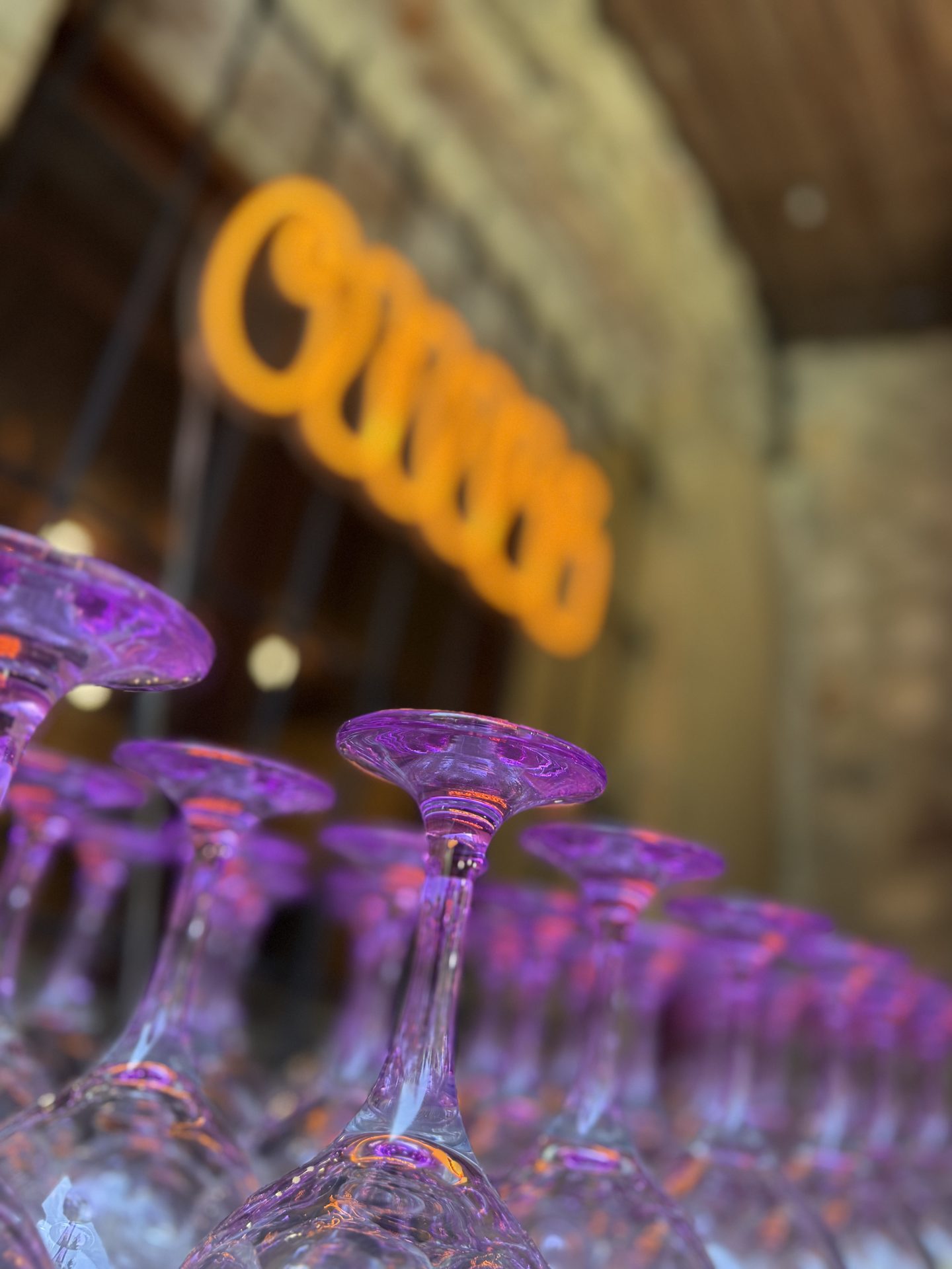 Copas de cóctel con luz violeta en el Tardeo de Masia Roca Vell