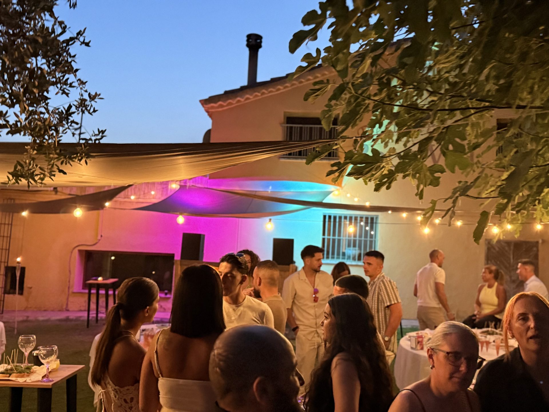 Tardeo al atardecer en el jardín de Masia Roca Vell con luces y música